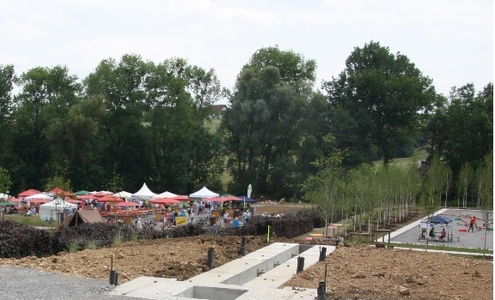 Am Limes grenzenlos 2015: Limesheckenfest in der Öhringer Cappelaue, Fundament für das Limes Tor im Vordergrund